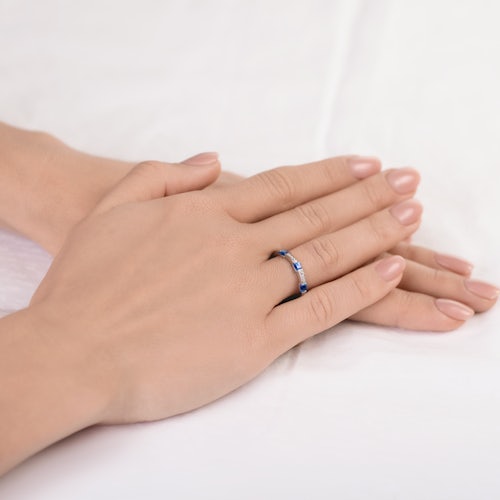 Pierścionek SAVICKI: białe złoto, niebieskie szafiry, diamenty